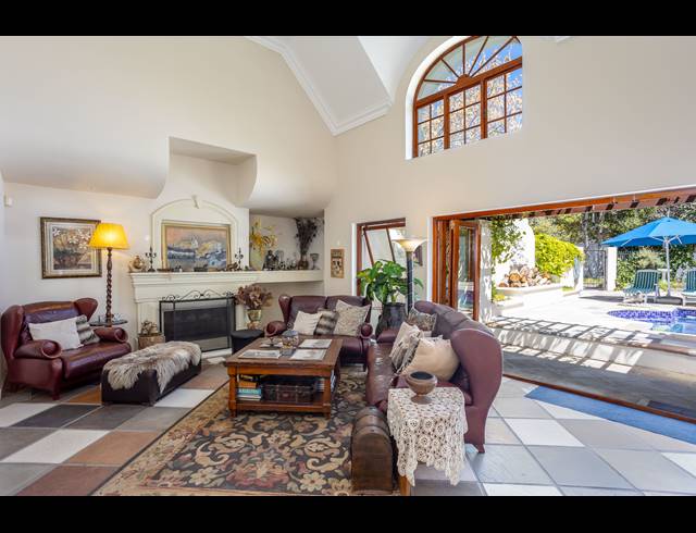 6 BEDROOM FREEHOLD TO LET IN CONSTANTIA